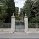 ...e, oltre un cancello, la facciata ocra di un�antica villa nascosta tra le fronde degli alberi